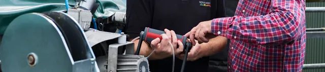 Beratungsgespräch an der Biogasanlage Beratungsgespräch an der Biogasanlage