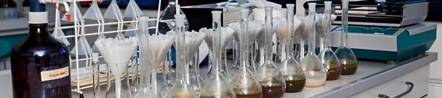 Messkolben im Labor zur Analyse Biogas Messkolben im Labor zur Analyse Biogas