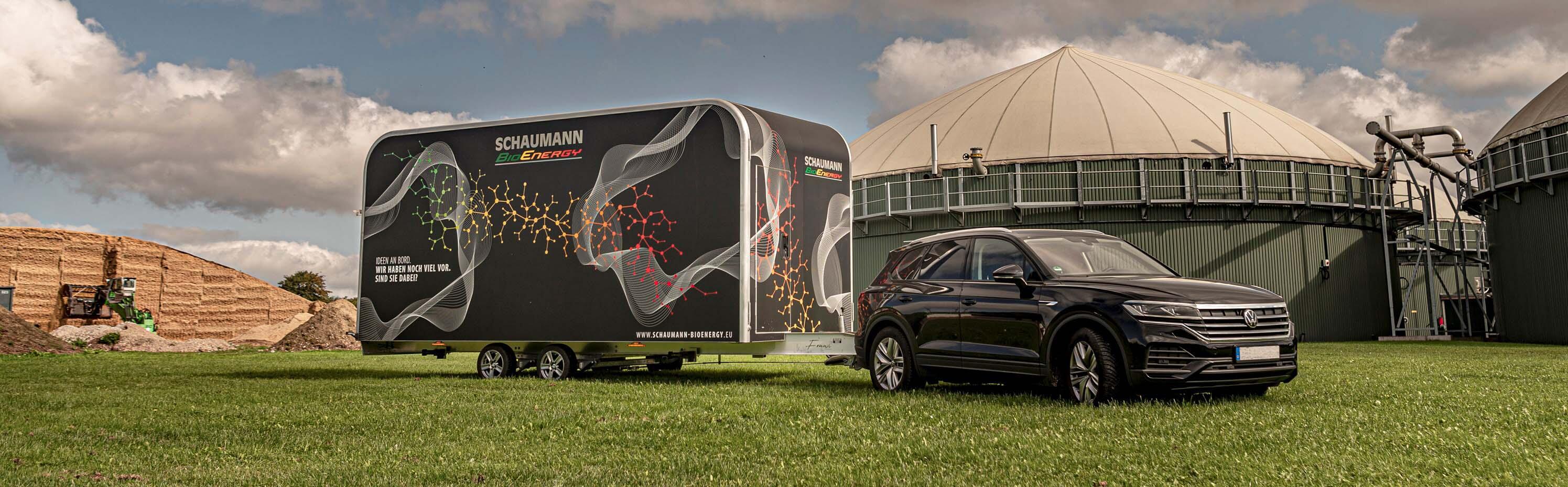 Fahrzeug und Messeanhänger Schaumann BioEnergy vor Biogasanlage Fahrzeug und Messeanhänger Schaumann BioEnergy vor Biogasanlage
