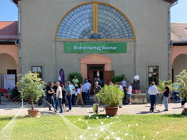 Biomethantag Werimar - Gebäudeansicht mit Besucher Biomethantag Werimar - Gebäudeansicht mit Besucher